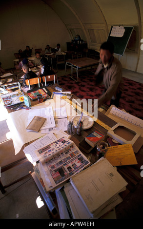 Toma N Avi Lehrer an Den Ui-Dorfschule in seinem Klassenzimmer Buschmannland Namibia Stockfoto