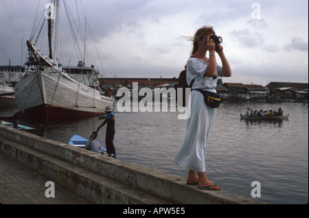 Indonesien, Indonesisch, Südosten, Südosten, Asien, Asiaten Ethnische Einwanderer Minderheit, Jakarta, deutsche Frau, weiblich, Frauen, Reisende nimmt phot Stockfoto