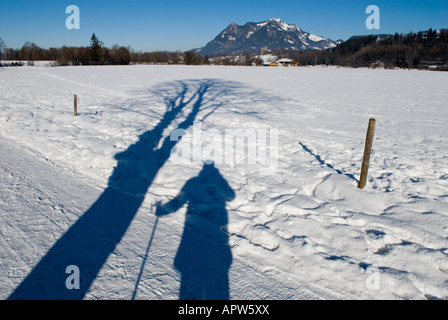 Schatten in der Winterlandschaft und Gruenten Berggipfel, zwischen Altstaedten und Fischen Oberallgaeu Bayern Deutschland Stockfoto