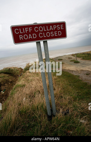 Straße gesperrt durch Küstenerosion auf Yorkshire Küste zwischen Hornsea und Bridlington Stockfoto