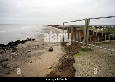 An der Küste von Yorkshire zwischen Bridlington und Hornsea Küstenerosion. Road-Zusammenbruch Stockfoto