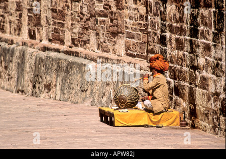 Ein Musiker spielt Flöte und Trommel im Mehrangarh Fort, Jodhpur IN Stockfoto