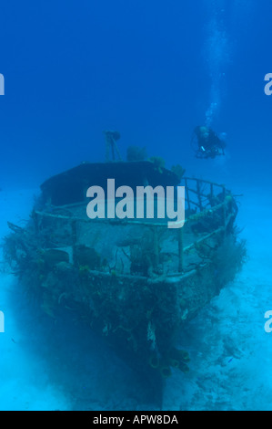 Weibliche Taucher am Wrack der Cayman Mariner Cayman Brac Cayman Inseln Stockfoto