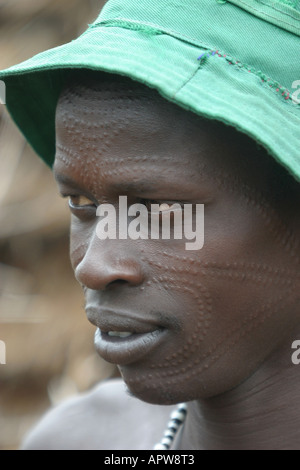 Toposa Mann mit grünen Hütte, Porträt, Sudan Stockfoto