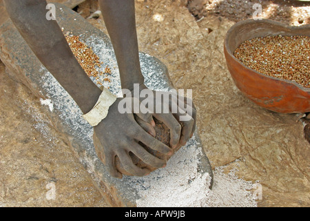 Toposa Frau Schleifen Sorghum, Sudan Stockfoto