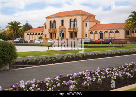 Rotorua North Island Neuseeland kann Blue Bäder Gebäude 1933 in Regierung Gärten mit Blumen Stockfoto