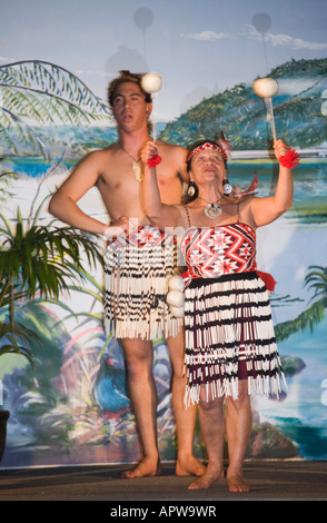 Mann und Frau, die Durchführung von traditionellen Maori Gesang und Tanz Unterhaltung mit Poi auf der Bühne Neuseeland Stockfoto