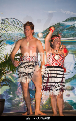 Mann und Frau, die Durchführung von traditionellen Maori Gesang und Tanz Unterhaltung mit Poi auf der Bühne Neuseeland Stockfoto