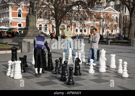 Leute spielen mit öffentlichen riesigen Boden Schachspiel "Domplatz" im Stadt Zentrum Christchurch Neuseeland Stockfoto