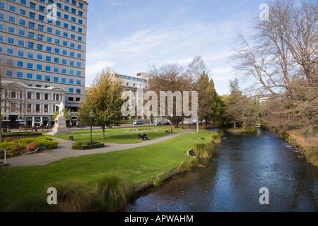 Christchurch Neuseeland Blick entlang Fluss Avon und am Flussufer Gärten auf "Oxford Terrasse" im Stadtzentrum Stockfoto