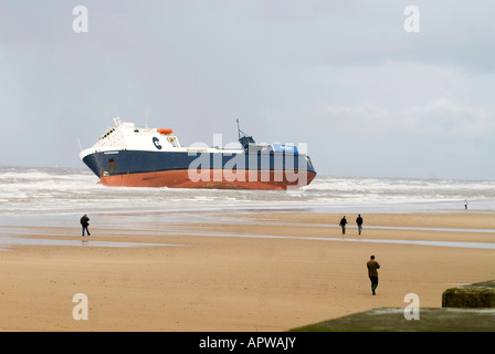 Am cleveleys Strand mit der Fähre, die am Boden liegt Stockfoto