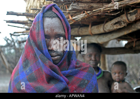 Toposa Mann mit Headress, bei Regen, Sudan Stockfoto