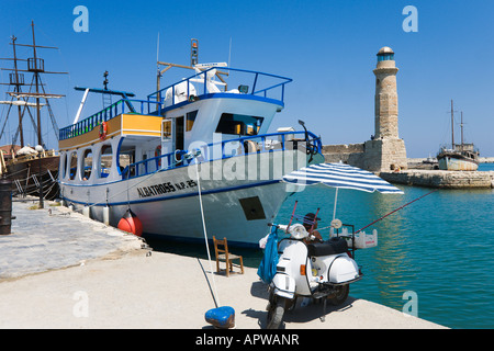 Ausflugsschiff und Leuchtturm, alten venezianischen Hafen, Rethymnon, Nordküste, Kreta, Griechenland Stockfoto