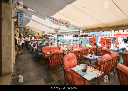 Harbourfront-Café-Bar in der alten venezianischen Hafen, Rethymnon, Nordküste, Kreta, Griechenland Stockfoto