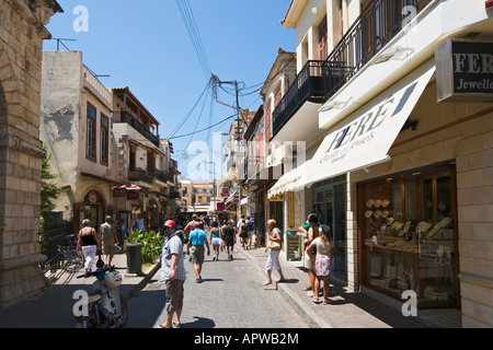 Geschäfte in der Altstadt, Rethymnon, Nordküste, Kreta, Griechenland Stockfoto