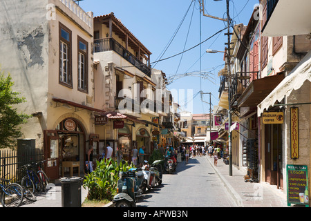 Geschäfte und Restaurants in der Altstadt, Rethymnon, Nordküste, Kreta, Griechenland Stockfoto