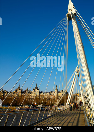 Die Hungerford Fußgängerbrücke über die Themse in London Stockfoto