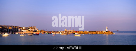 Sonnenuntergang über den Hafen von der ziemlich malerischen Cornish Fischerdorf Dorf und Ferienort St Ives Stockfoto