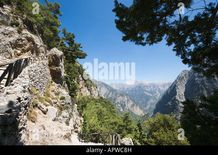 Blick vom Stufen führen hinunter zu der Schlucht, Samaria Gorge National Park, Lefka Ori, Provinz Chania, Kreta, Griechenland Stockfoto