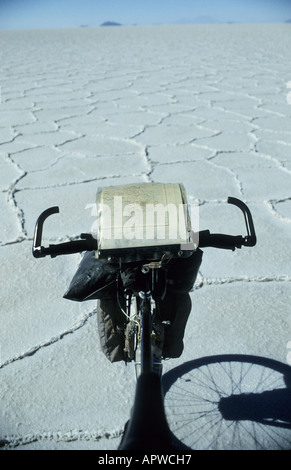 Vista von einem Fahrrad auf dem Salar de Uyuni, Bolivien. Stockfoto