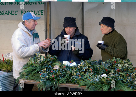 Markthändler Kaffee trinken und plaudern auf einem kalten Morgen, Aberystwyth, Wales Stockfoto