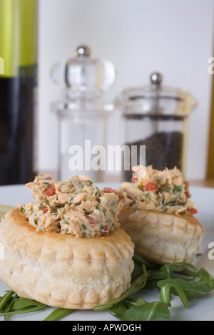 Geräucherter Lachs mit Kräutern in ein Blätterteig Basis gemischt Stockfoto