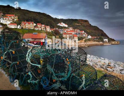 Runswick Bay North Yorkshire Coast mit Hummer-Töpfe Stockfoto