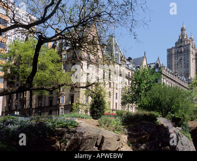 Das Dakota und die San Remo Wohngebäude am Central Park West in New York City. Blick im Frühling vom Central Park Stockfoto