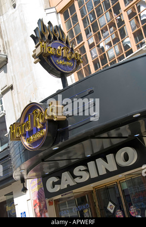 Zwei Schilder des Hard Rock Casino und Logos über dem Casino Eingangsschild vor dem Glücksspiel Geschäftsgelände im Leicester Square West End London England UK Stockfoto