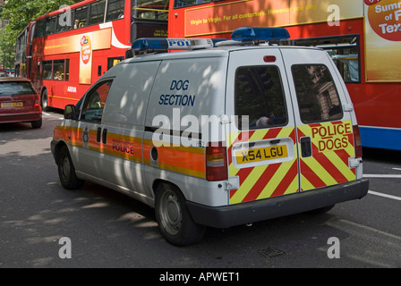 Zurück- und Seitenansicht des BTP-Hundetransportwagens der britischen Transportpolizei für den Transport von Hunden in Traffic City of Westminster London England UK Stockfoto