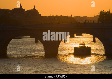 Pont Neuf Seine Sonnenuntergang Paris Frankreich Musée d Orsay auf der linken Seite Stockfoto