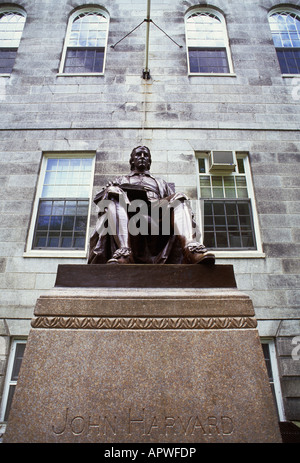 USA Cambridge Massachusetts Harvard Yard Statue von John Harvard vor der Universität Halle Stockfoto