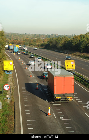 Verkehr auf A12-Bundesstraße Ingatestone Bypass Warnschilder & Spurhaltekegel Geschwindigkeit Kamera Straßenmarkierungen bei der Annäherung an Straßenarbeiten Essex England Großbritannien Stockfoto