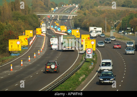 Lane Schließung Zeichen auf zweispurigen für Straßenarbeiten und Infrastruktur Reparaturen Stockfoto