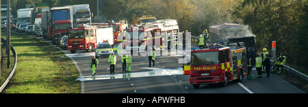 M25 Autobahn Notdienste Teilnahme an LKW Feuer mit Stau Stockfoto