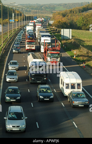 M25 Autobahn langsam beweglichen und stationären Verkehr Schlange, um Unfall gegenüber geschlossenen Fahrbahn weitergeben Stockfoto