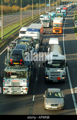 Langsam fließenden Verkehrs auf m25 Autobahn kriecht in Richtung einer RTA auf gegenüberliegenden geschlossenen Fahrbahn Stockfoto