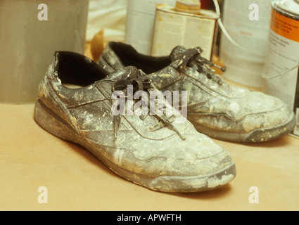 Die Farbe des Housepainter spritzte alte, abgenutzte Nahaufnahme der Schuhe. Stillleben Stockfoto