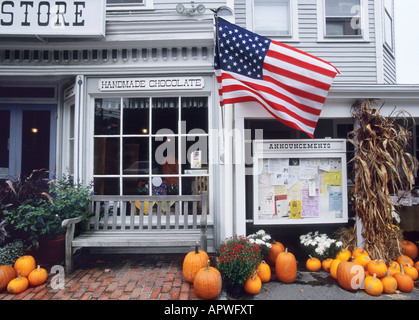 Allgemeiner Country Store in einer Kleinstadt USA. Amerikanische Flagge und saisonale Herbstdekorationen in Connecticut, New England, ländliche Americana, Kürbisse USA Stockfoto