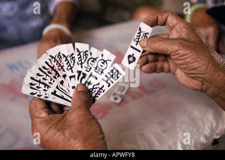 Alten chinesischen Hakka Frauen Spielkarten in einem Dorf in Guangdong Stockfoto