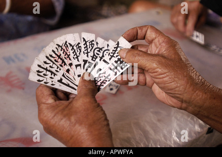 Alten chinesischen Hakka Frauen Spielkarten in einem Dorf in Guangdong Stockfoto