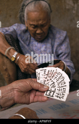 Alten chinesischen Hakka Frauen Spielkarten in einem Dorf von Guangdong in China Stockfoto