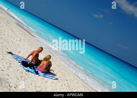 Paar, Sonnenbaden am Strand von Cancun Hotelzone, Qintana Roo Zustand, Mexiko, Nordamerika Stockfoto