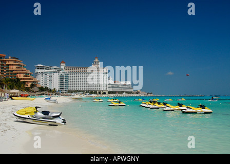 Sandstrand mit Jetskis in Cancun Hotel und Resort, Bundesstaat Quintana Roo, Mexiko, Nordamerika Stockfoto