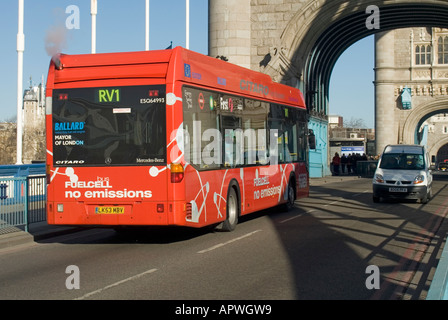 Rückseite der umweltfreundlichen roten Wasserstoff Brennstoffzellen-Technologie Null Emissions-Bus öffentlichen Verkehrsmitteln für London Route RV1 auf Tower Bridge England Großbritannien Stockfoto