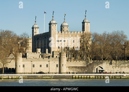 Winterblick Historical Tower of London mit White Tower & River Thames Eingang zum Traitors Gate bei Flut zum UNESCO-Weltkulturerbe England Großbritannien Stockfoto