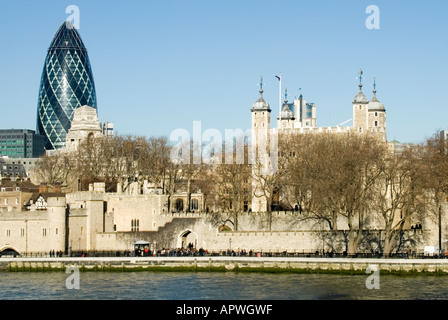 Winter-Ansicht des Tower of London und die Themse bei Flut enthält Gherkin Büroturm Stockfoto