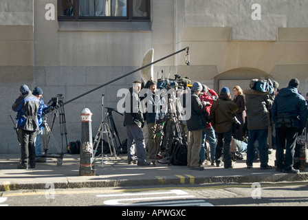 City of London Old Bailey Central Criminal Court Gruppe von Pressereportern Fotografen Winterkleidung warten auf Leute Ausgang Gericht Gebäude England Großbritannien Stockfoto