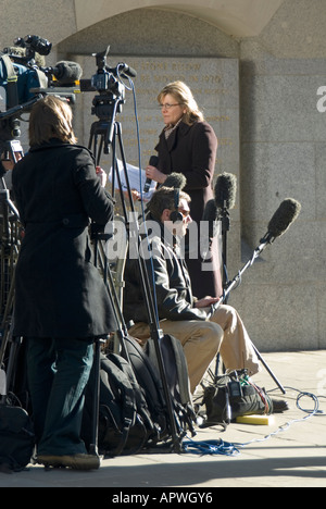 Londoner Stadtpflaster vor dem zentralen Strafgericht Old Bailey, Pressekorps und Journalist bei der Arbeit, die bei kaltem Winterwetter in England U Bericht erstatten Stockfoto