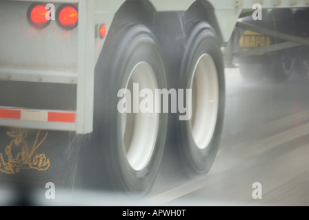 Schlechtem Wetter Regen und Gischt auf der Autobahn gefährlich treibende Bedingungen LKW-Reifen werfen spray Stockfoto